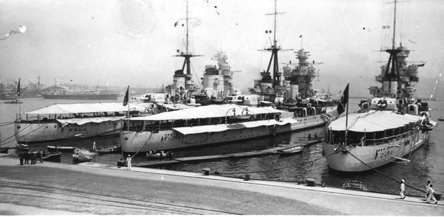 LOS EE.UU SUMINISTRAN OFICIALMENTE MATERIAL BÉLICO A LOS ALIADOS.