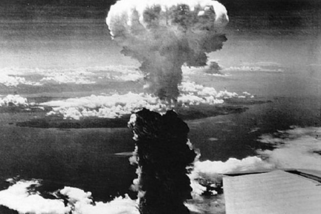 EEUU LANZAN SENDAS BOMBAS ATÓMICAS SOBRE HIROSHIMA Y NAGASAKI.