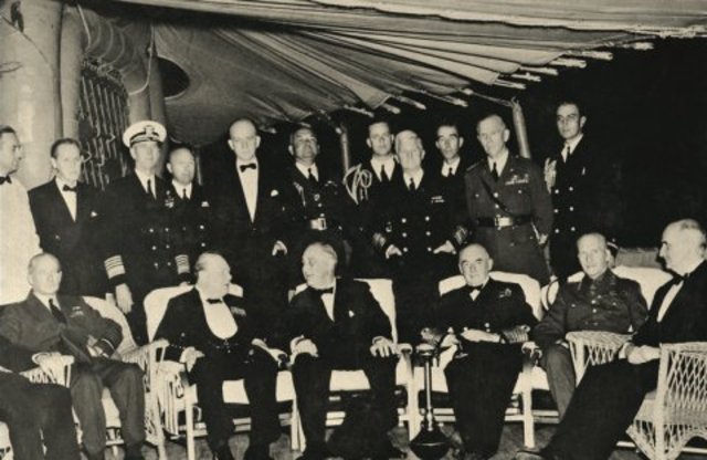 Churchill y Roosevelt elaboran la Carta del Atlántico.