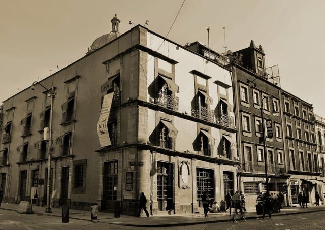 Se introduce al país la primera imprenta