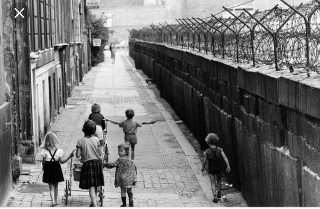 Berlin Wall is built