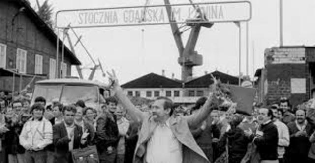 Solidarity trade union organizes the pro-democracy movement in Poland