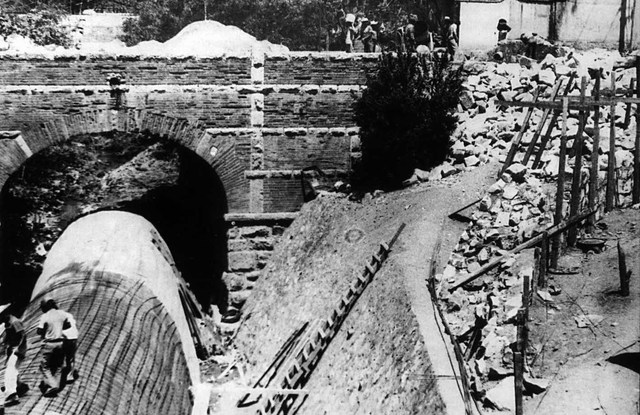 DRINKING WATER IN XOCHIMILCO, MEXICO