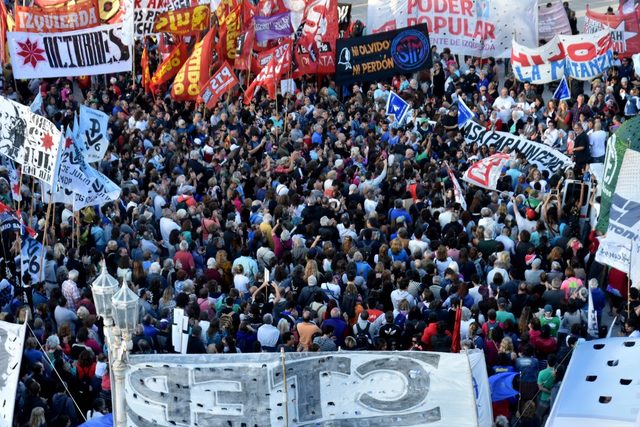 Masiva marcha en repudio a la prisión domiciliaria de Etchecolatz