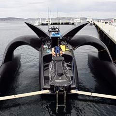 Ady Gil leaves Hobart to try to block Japanese whaling ships