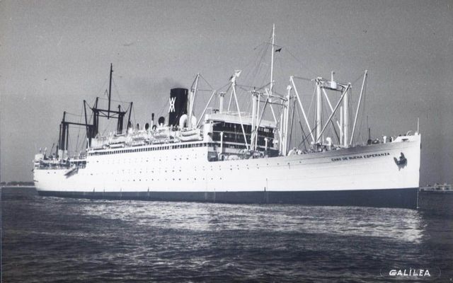 Después de 50 años se declaran amor y se van en barco a un viaje donde por primera vez se besan.