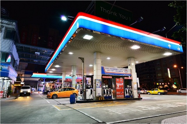 Frank's first con (in gas station)