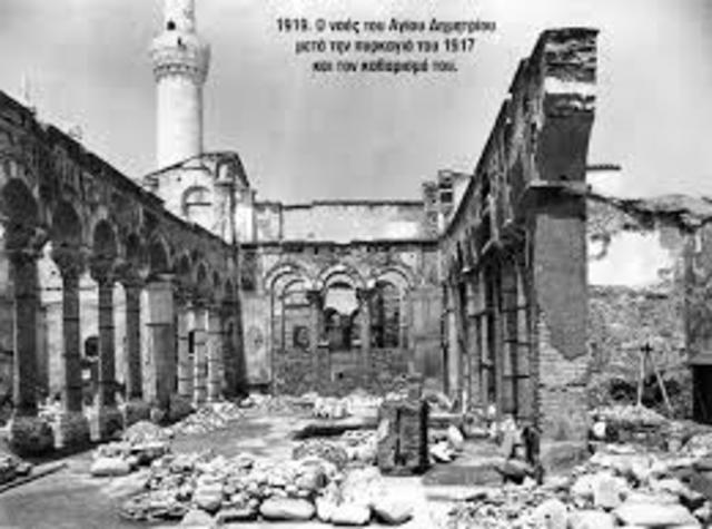 Η μεγάλη φωτιά του Αυγούστου του 1917 καταστρέφει τα 2/3 της πόλης και αφανίζει την Εκκλησία του Πολιούχου.