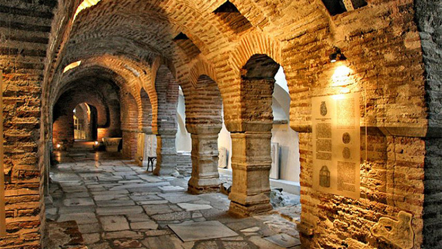 Ο υπόγειος χώρος της Εκκλησίας διαμορφώνεται σε εκθεσιακό χώρο, όπου εκτίθενται ιστορικά κειμήλια του μνημείου.