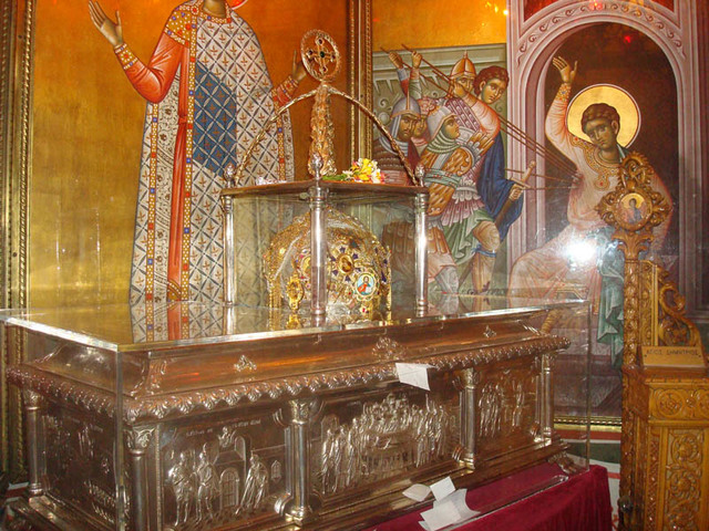 Τα ιερά Λείψανα του Μεγαλομάρτυρα επανέρχονται από την Ιταλία και τοποθετούνται στην ασημένια λάρνακα όπου φυλάσσονται μέχρι σήμερα.