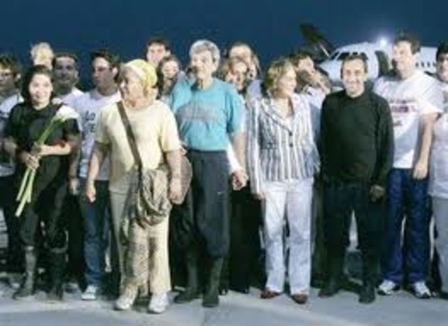 Las FARC entregan a delegados de Chavez y de la Cruz Roja