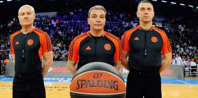 Se adoptan 3  árbitros.