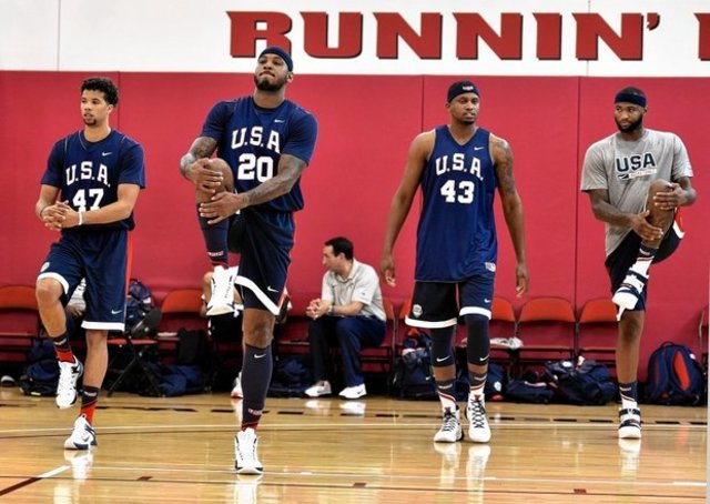 Solamente los jugadores inscritos en el acta del encuentro tiene a calentar.