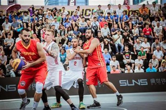 El baloncesto se presenta como el deporte de  exhibición en los juegos olímpicos en Ámsterdam.
