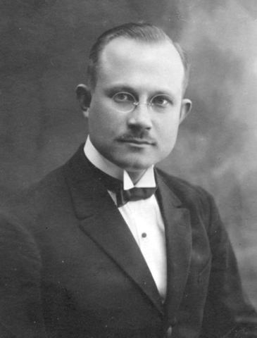 Death of Harald and Astri Dahl; birth of Roald Dahl's sister Asta