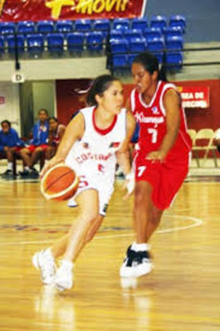 Se intenta crear sin ningún éxito un baloncesto femenino.