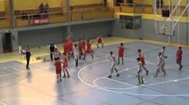 Aparece a escala mundial la zona press, como una necesidad de tener un balón antes de que este llegue a la canasta.