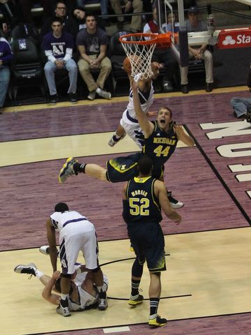 Se sanciona como falta intencionales  las faltas personales con claro interés  estratégicos (al final del partido para detener el cronometro).