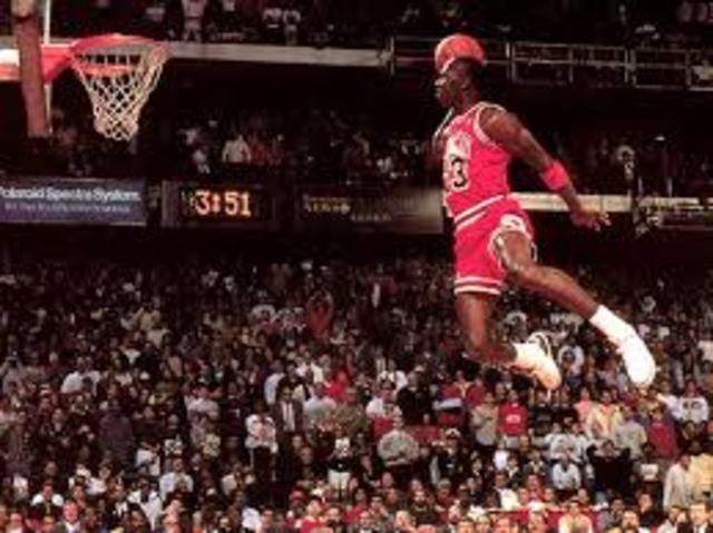 Un jugador puede hacer un pase por encima del nivel del aro a un compañero de equipo, para que este lo reciba por encima de este y haga un remate.