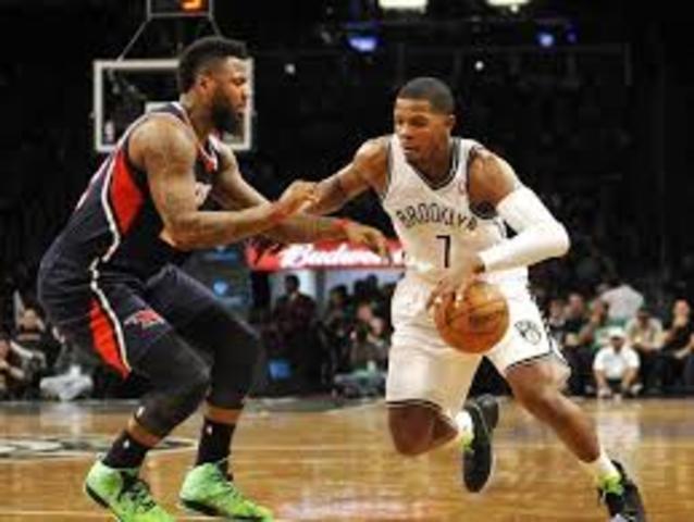 Se prohíbe driblar mas de una vez.