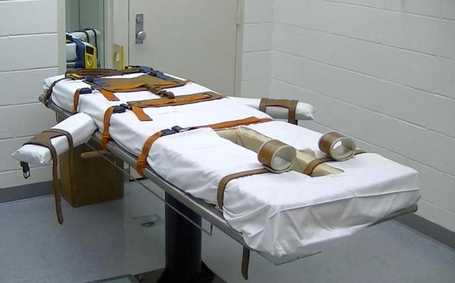 Arkansas executes two men on the same day.