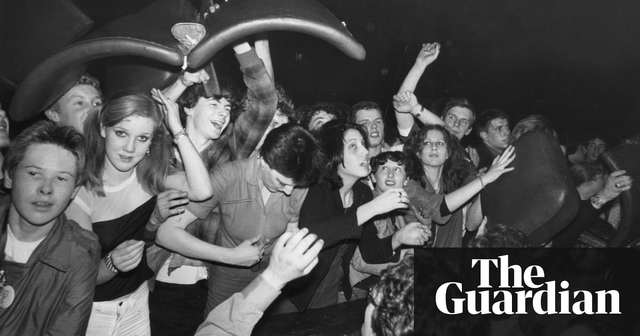 Asistentes a concierto de punk arrancan los asientos