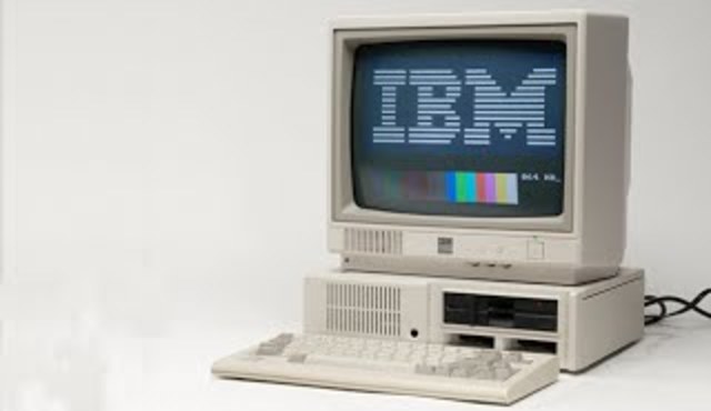 Se desarrollo la primera computadora con internet