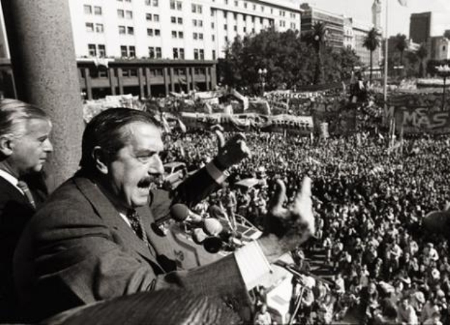Alfonsín es elegido presidente