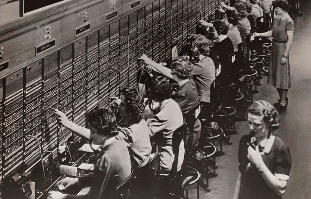 la primera central telefónica pública, con componentes electrónicos