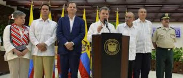 Delegaciones firman el acuerdo de paz final.
