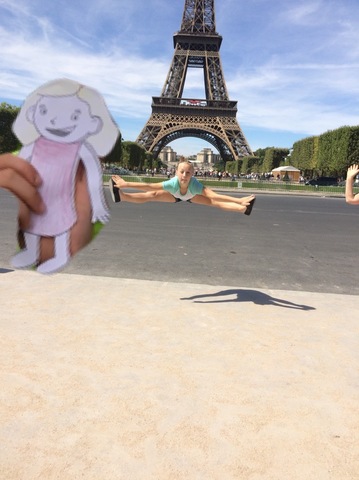 Elizbeth voygait a la tour Eiffel