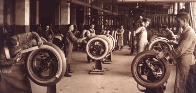 Se crea el primer neumático y se demuestran las ondas electromagneticas.