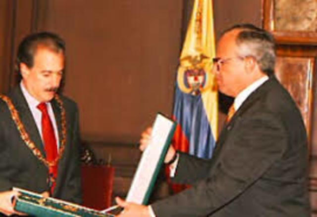 termina el gobierno de Ernesto Samper y empieza el de Andrés Pastrana.