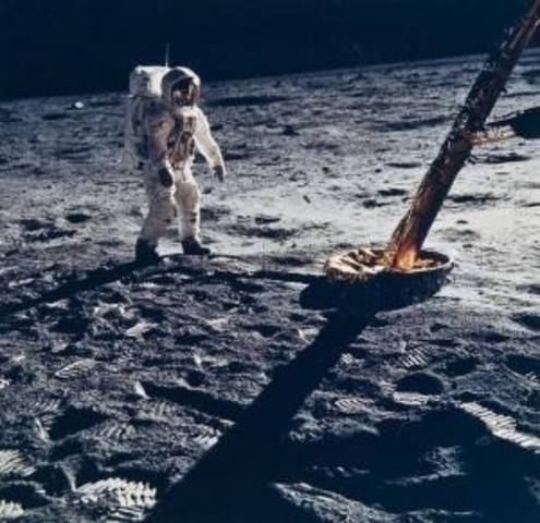 El hombre llega a la luna