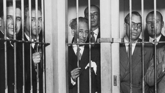 Es proclama la república catalana dins la  república espanyola