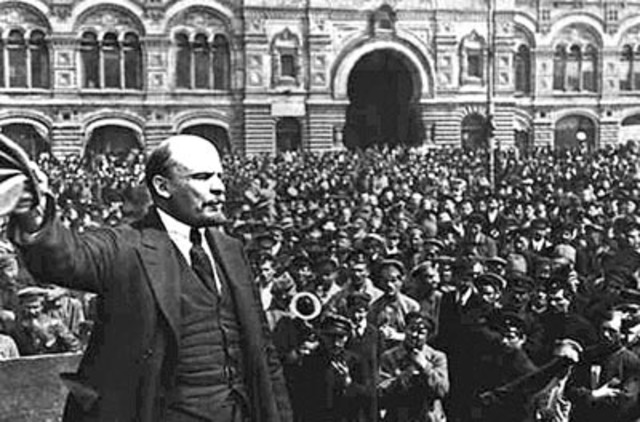 Regreso de Lenin a Rusia, publica su tesis.