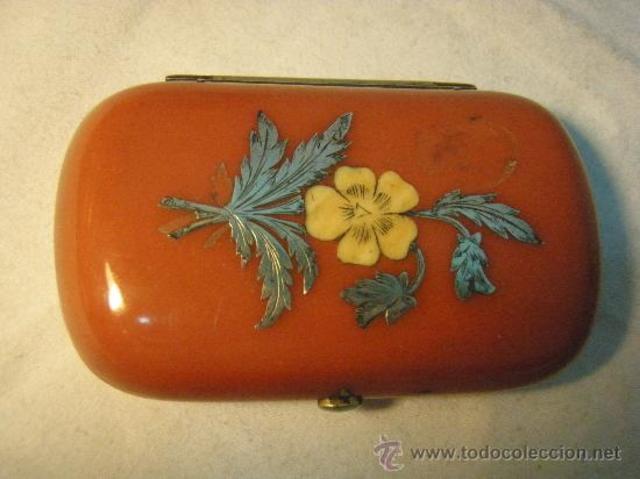 parkesina y aparece el plastico