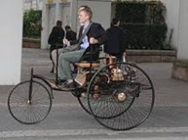 Nikolaus Otto,  patentó el diseño de un motor de combustión interna