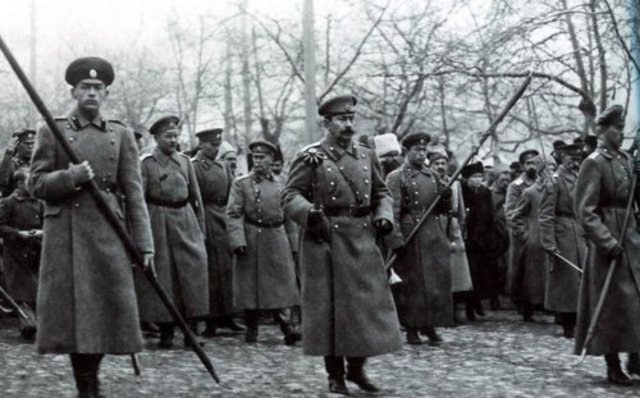 Ejercito blanco derrotado por Lenin y el ejercito rojo