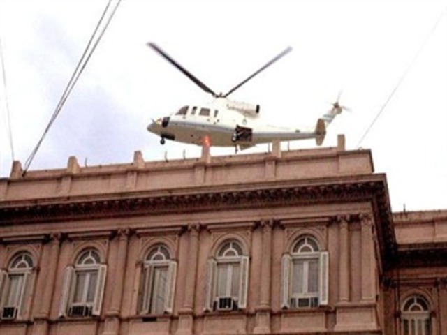 De la Rúa renuncia al cargo de presidente y se va en helicóptero