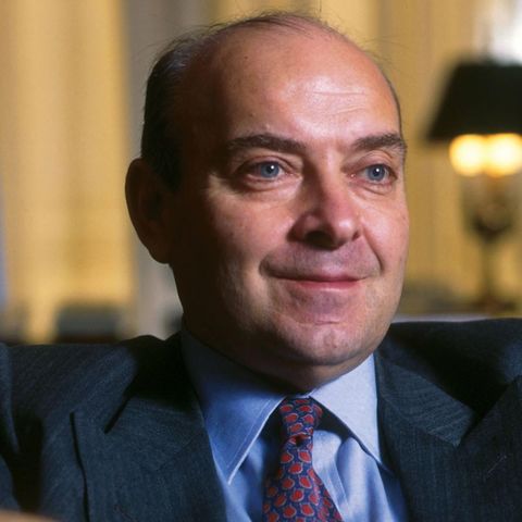 Cavallo anuncia la creación del "corralito"