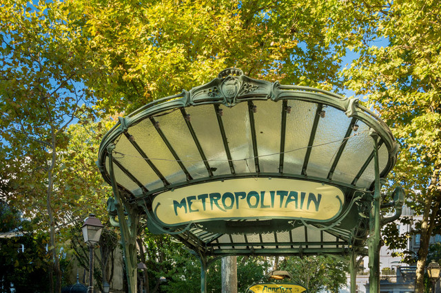 Paradas de Metro en Francia. Hector Guimard en 1899. (Modernismo francés).