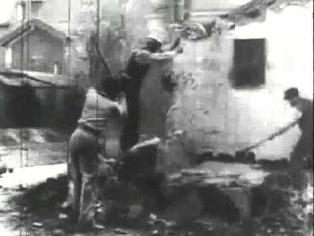 "LA DEMOLICIÓN DE UN MURO"