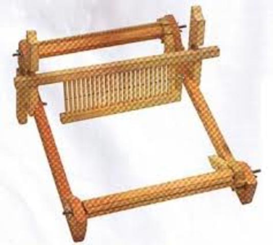Se inventa el bastidor de peine y manivela.