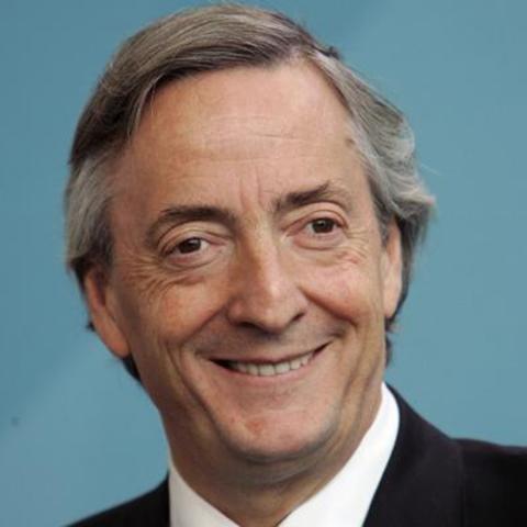 Asume la presidencia Néstor Kirchner
