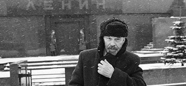 Lenin escapa y vuelve a Rusia.