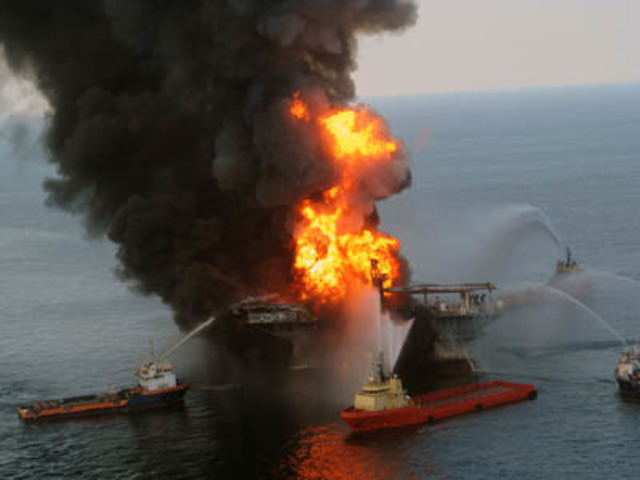 Deepwater Horizon explota en el Golfo de México.