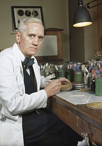 Alexander Fleming publica su descubrimiento sobre la penicilina en el British Journal of Experimental Pathology dando inicio a la era antibiótica.