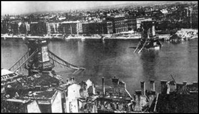 1944-ben feleségével Budapestre költözött, ahhol az ostromot Bajor Gizi házában vészelték át.