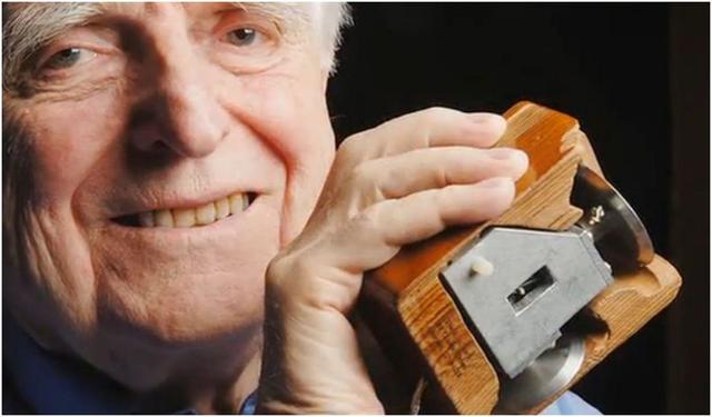 Douglas Engelbart creo el primer raton para computadoras.